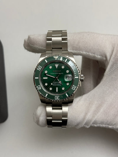 Hulk green Submariner - angle